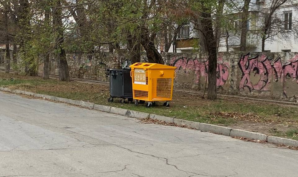 В Анапе дикари в установленные контейнеры для пластика набросали картона