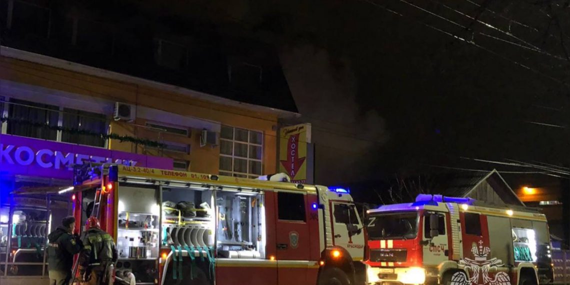 В Краснодаре ликвидировали открытое горение в трехэтажном здании, эвакуировано 30 человек