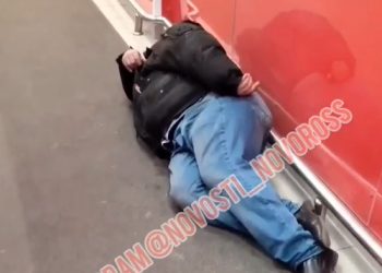 В Новороссийском гипермаркете бомжи на огне готовят еду и спят вместе с собаками