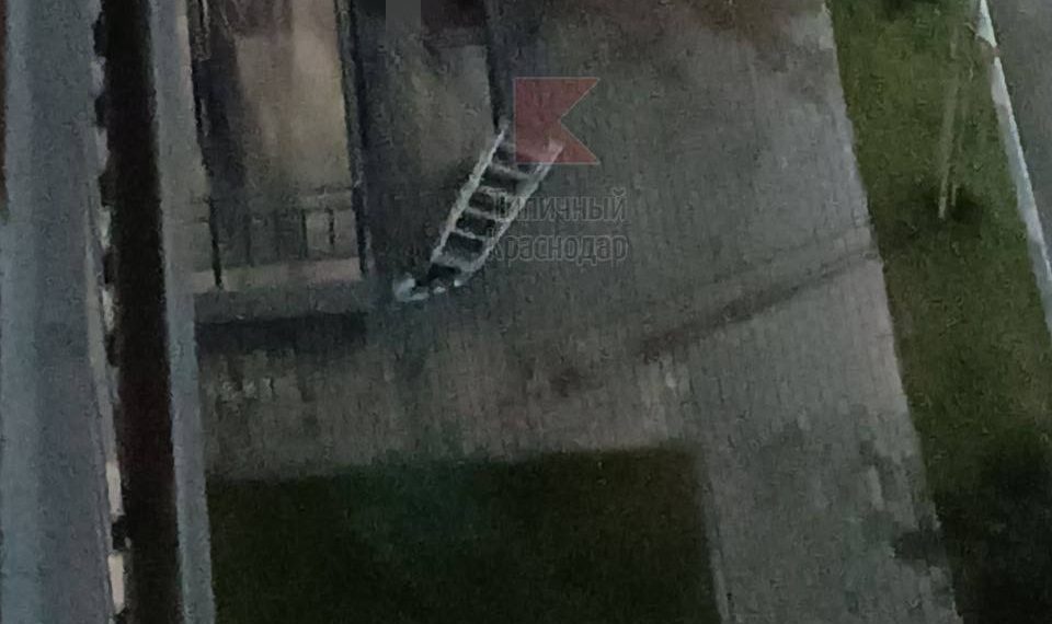 В Краснодаре выпавшему вместе со стремянкой из многоэтажки мужчине оторвало руку