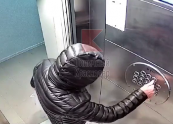 В Краснодаре теперь лифт сам выбрасывает мусор за жильцов
