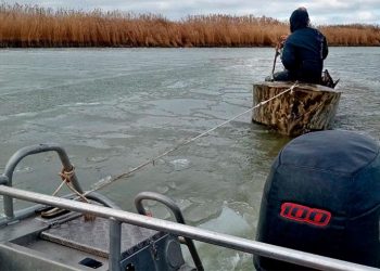 На Кубани спасли двух охотников, оказавшихся в ледяном плену Ахтарского лимана