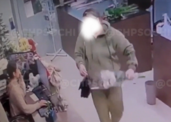 В Сочи разыскивают женщину, укравшую в цветочном магазине дорогостоящий букет