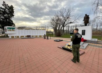 В Анапе две девушки осквернили мемориальный комплекс