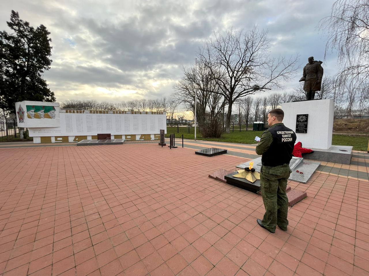 В Анапе две девушки осквернили мемориальный комплекс | 06.12.2022 | Сочи -  БезФормата