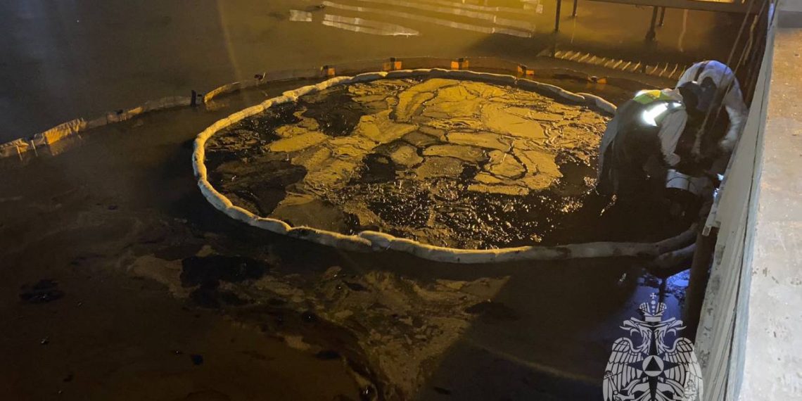 На Кубани основные работы по сбору нефтепродуктов в акватории Таманского залива завершены