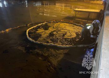 На Кубани основные работы по сбору нефтепродуктов в акватории Таманского залива завершены