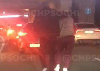 В Сочи мужчина пассажирку такси за шиворот проводил до машины