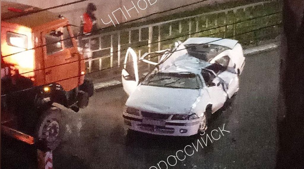 В Новороссийске появились фотографии автомобиля, смятого упавшим контейнером