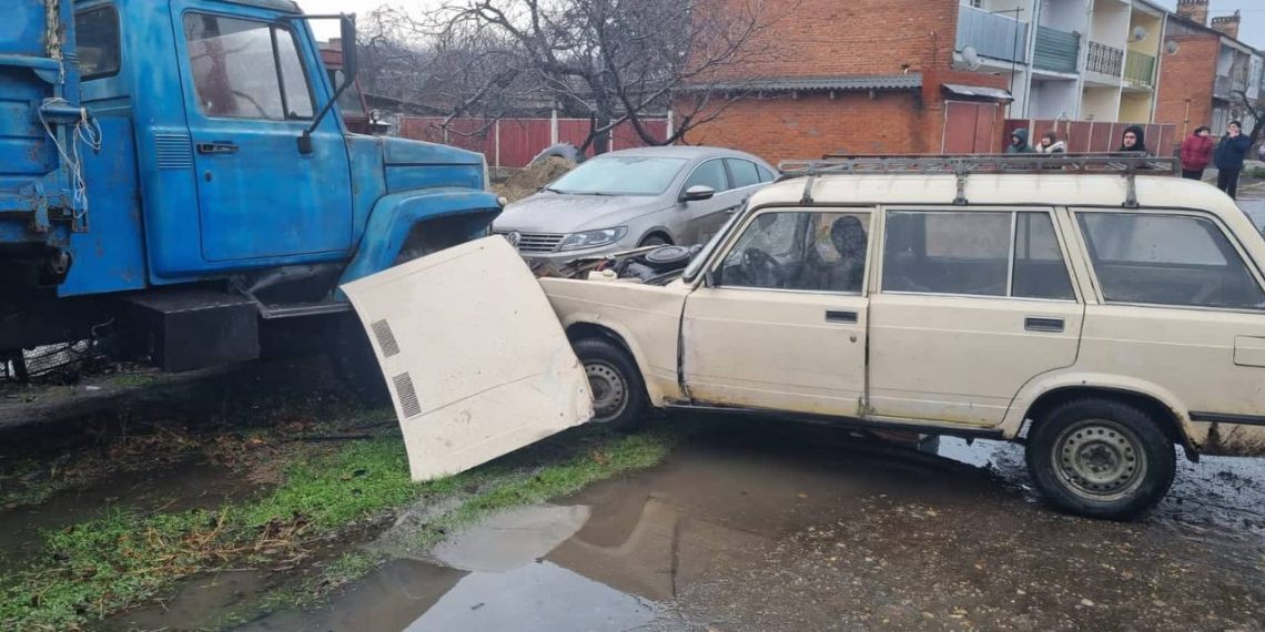 На Кубани 14-летний подросток угнал ВАЗ, устроил ДТП и попал в больницу