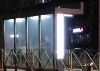 В Краснодаре неадекват с разбитой в руках бутылкой напал на девушку, стоящую на остановке