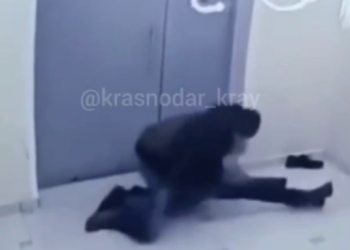 В Краснодаре мужчина напал на подростка в подъезде и стал душить