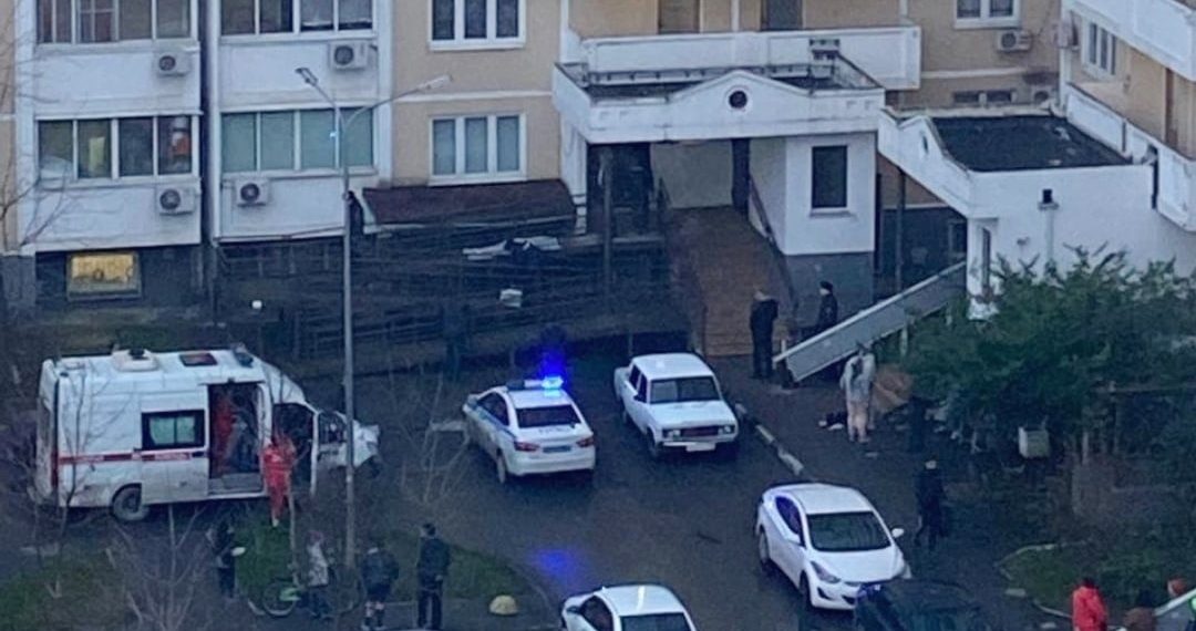 В Приморском районе Новороссийска из окна 14-го этажа выпала 24-летняя девушка