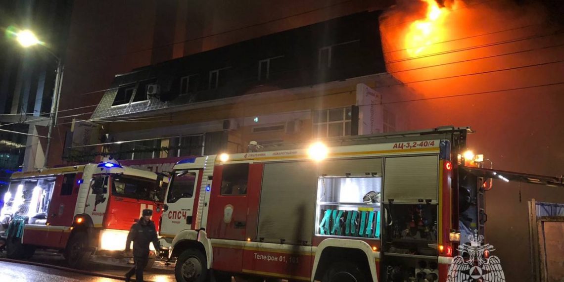 В Краснодаре площадь пожара в административном здании рядом с ТЦ «Сити-центр» увеличилась до 400 кв. метров