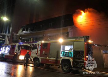 В Краснодаре площадь пожара в административном здании рядом с ТЦ «Сити-центр» увеличилась до 400 кв. метров