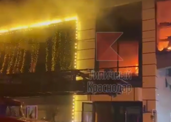 В Краснодаре посетители не могут выбраться из горящего ресторана «Джентльмены удачи»