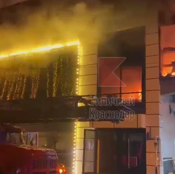 В Краснодаре посетители не могут выбраться из горящего ресторана «Джентльмены удачи»