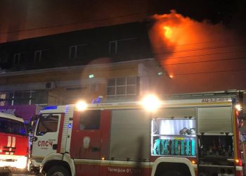 Более 5 часов тушили пожар в трехэтажном здании в Краснодаре на Индустриальной