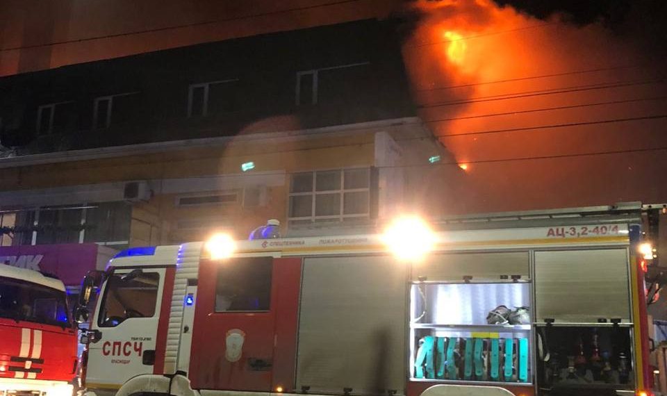 Более 5 часов тушили пожар в трехэтажном здании в Краснодаре на Индустриальной