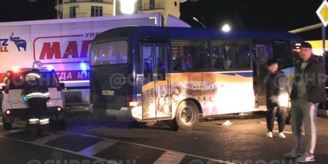 В Сочи фура «Магнита» протаранила пассажирский  автобус санатория «Магадан»