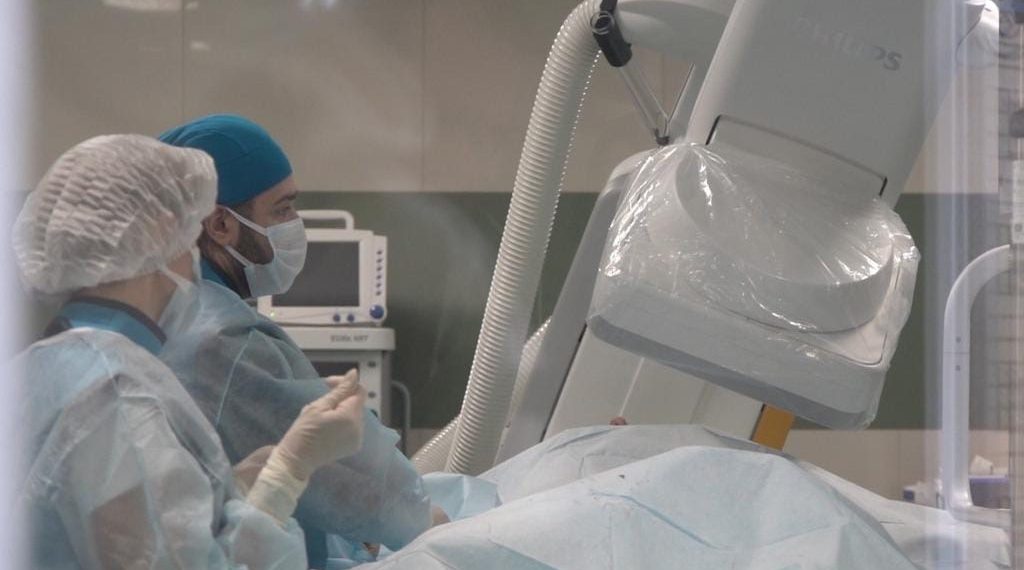 На Кубани врачи спасли маму двух детей, которая на прогулке потеряла сознание из-за тромба