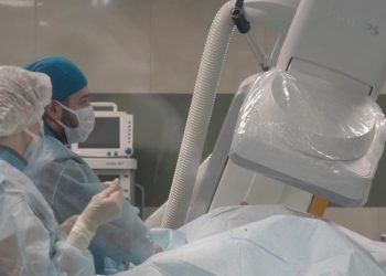 На Кубани врачи спасли маму двух детей, которая на прогулке потеряла сознание из-за тромба