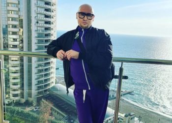 В Сочи 47-летний певец Шура сделал заявление на фоне Морпорта