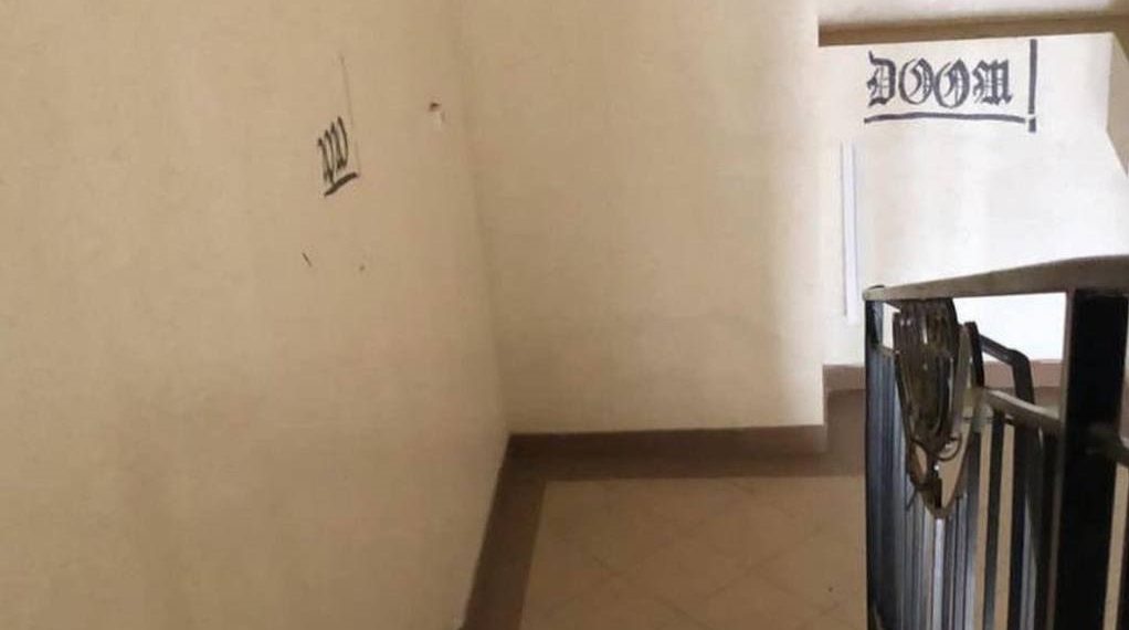 В Краснодаре неизвестный разрисовал подъезд странными надписями