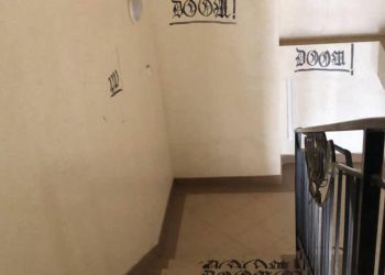 В Краснодаре неизвестный разрисовал подъезд странными надписями