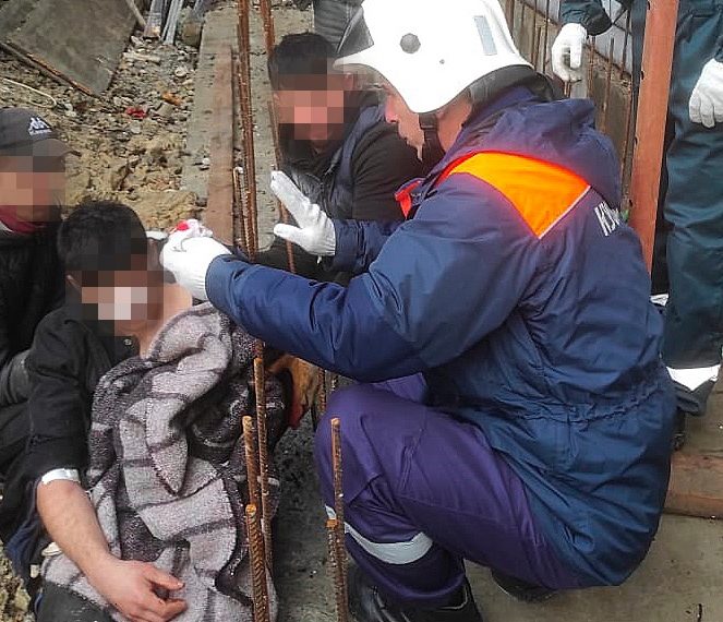 На Кубани упавшего со второго этажа на арматуру строителя с торчащими штырями увезли в больницу