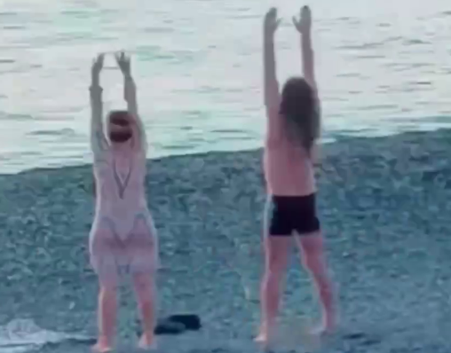 Большие члены на пляже - видео