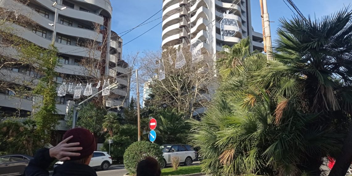 В Сочи на гирлянде в виде белья пропали трусы-шорты