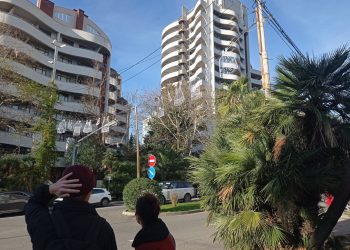 В Сочи на гирлянде в виде белья пропали трусы-шорты