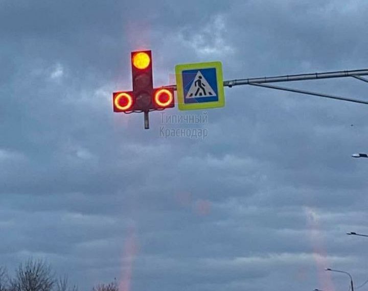 В Краснодаре установили светофор в форме фаллоса