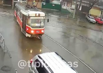 В Краснодаре трамвай сошел с рельс