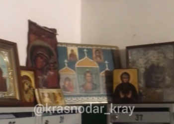 Из подъезда краснодарской многоэтажки жители сделали «иконостас»