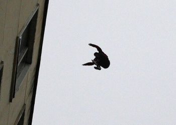 Стал надевать страховочный трос и поскользнулся: стали известны подробности гибели кровельщика в Сочи