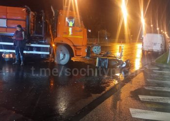 В Сочи поливомоечная машина сбила курьера на мопеде