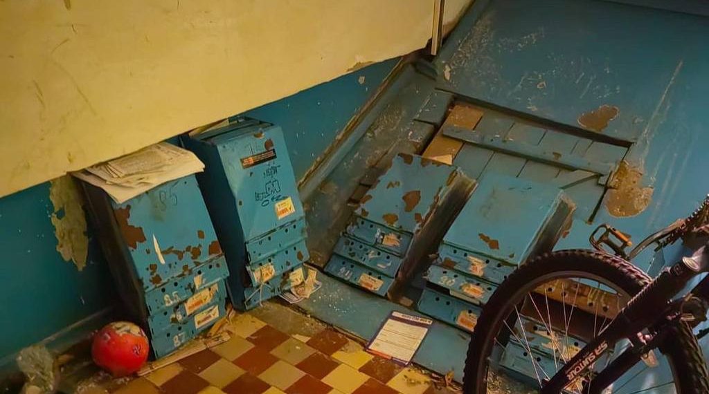 «Сняли ящики и пропали»: в одном из подъездов Анапы УК 4-й месяц делает ремонт