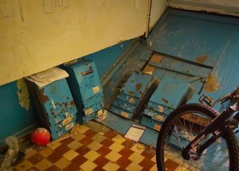 «Сняли ящики и пропали»: в одном из подъездов Анапы УК 4-й месяц делает ремонт