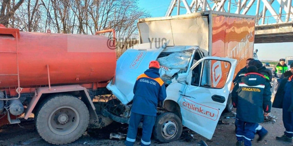 На Кубани в жесткое ДТП попал водитель Газели, принадлежащей крупному сетевому магазину