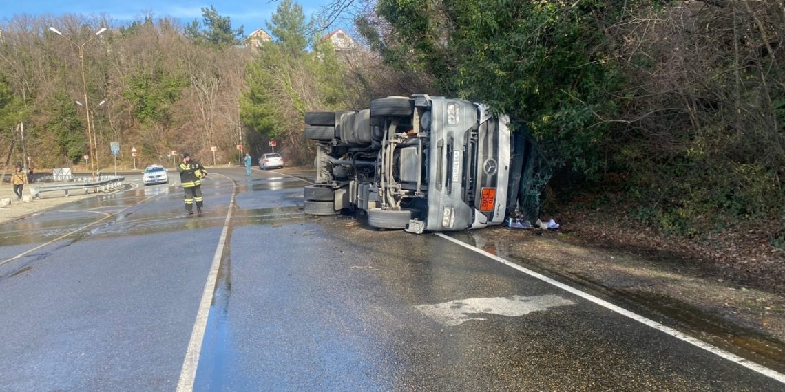Из-за опрокинувшегося бензовоза трассу Джубга – Сочи перекрыли