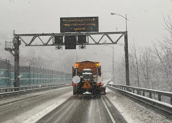 На Красной Поляне расчищают дороги и тротуары