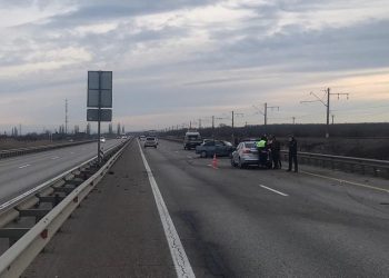 На Кубани водитель врезался в ограждение, выпал из машины и погиб