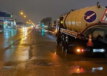 На улицах Краснодара работает водооткачивающая техника