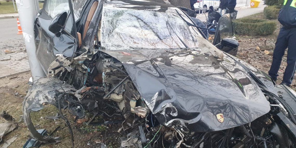 В Краснодаре Porsche врезался в ВАЗ: пострадали два человека