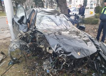 В Краснодаре Porsche врезался в ВАЗ: пострадали два человека