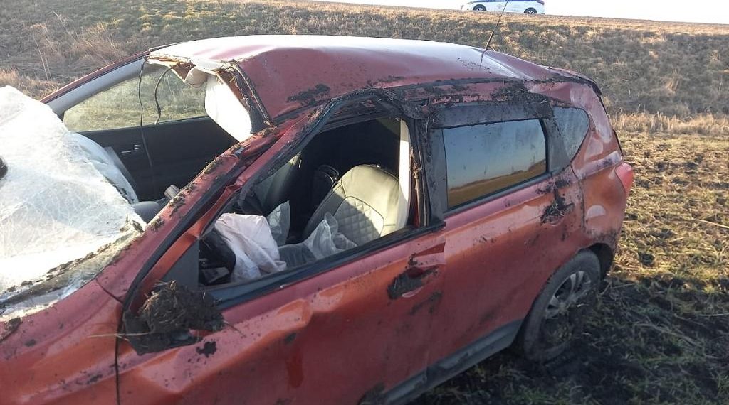 На Кубани опрокинулся Nissan: погиб водитель