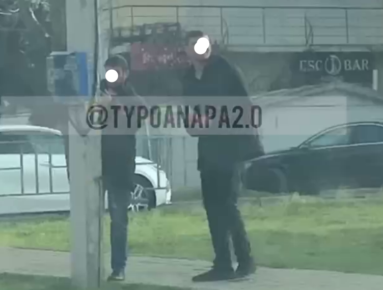 В Анапе поймали с поличным расклейщиков объявлений с предложением работы от 300 тысяч рублей