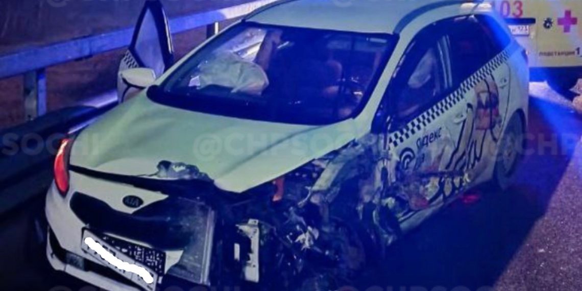 Получил в табло: в Сочи таксист въехал в информационный баннер